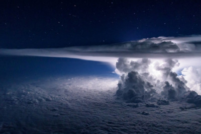 Потрясающая фотография грозы, сделанная из кабины самолета