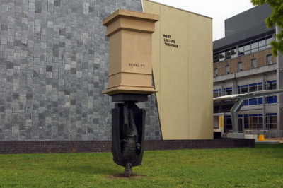 Перевернутый памятник Мельбурна. 