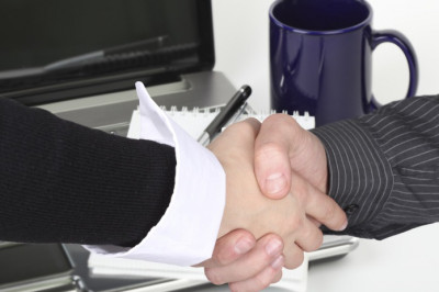 Откуда произошло рукопожатие?