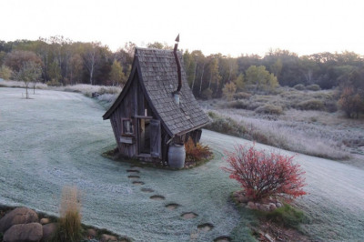 Дэн Поли и сказочные избы.