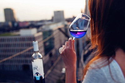 Новый алкогольный напиток – синее вино. 