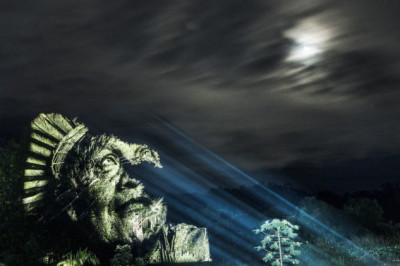 Рисунки светом в джунглях. 