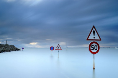 Исчезающая дорога во Франции.