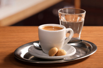 Почему нужно пить воду после кофе? 