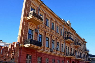 В Одессе есть дом с одной стеной