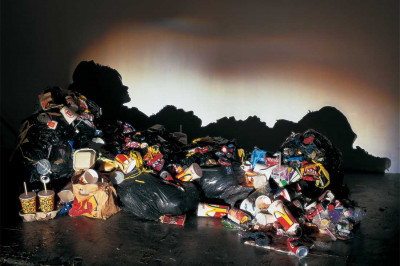 Удивительные тени из гор мусора и ненужных вещей