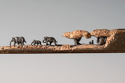 Миниатюрный пейзаж со слонами, вырезанный на кончике карандаша