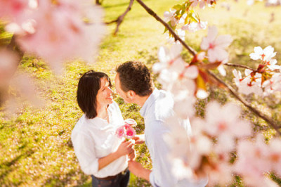 Почему весной люди влюбляются?