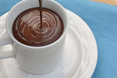 Вкус горячего шоколада зависит от цвета чашки
