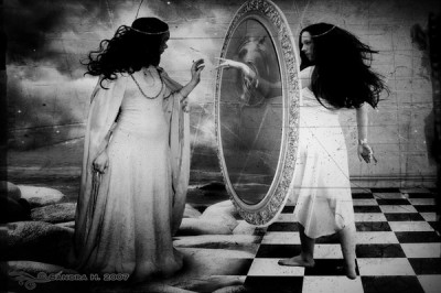 Почему нельзя смотреться в зеркало ночью?