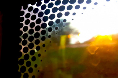 Почему по краям стекол нарисованы черные точки? 