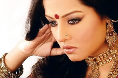 Зачем индианки носят красные точки на лбу?