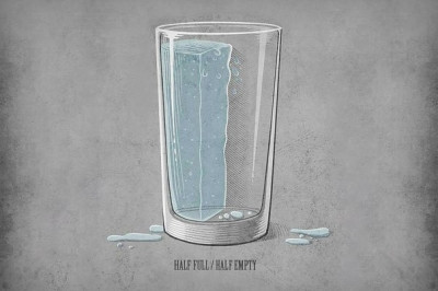 Взгляд на стакан с разных позиций