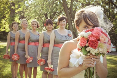 Зачем невеста кидает букет?