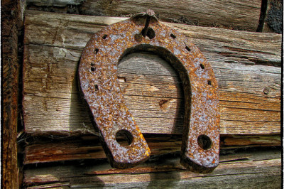 Зачем вешают подкову над дверью?