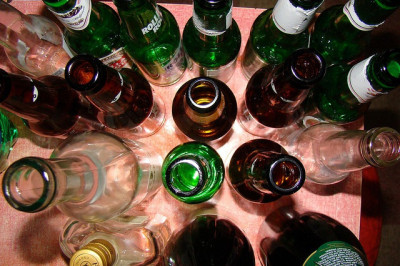 Почему нельзя оставлять пустую бутылку на столе?