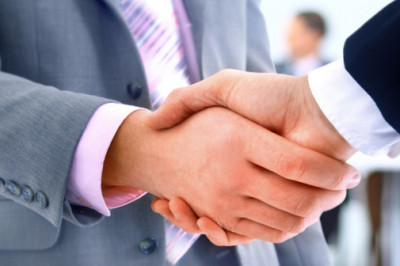 Откуда взялась привычка пожимать друг другу руку?