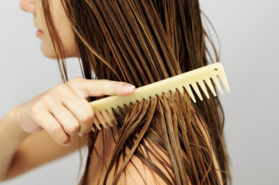 Расчесывать мокрые волосы опасно