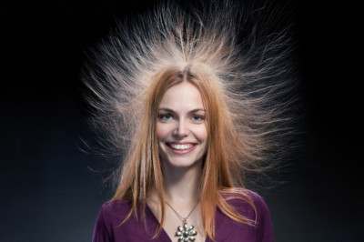 В чем причина электризации волос?