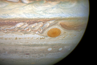 Что за такое красное пятно на  поверхности Юпитера?