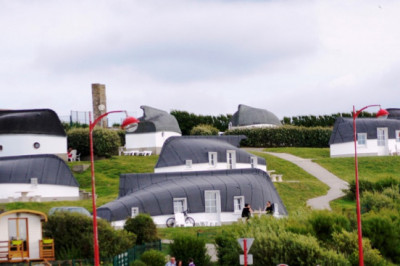 Дома из перевернутых лодок