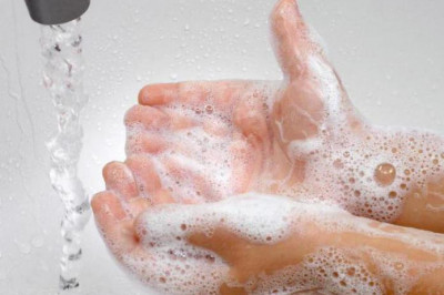 Почему мыло моет?