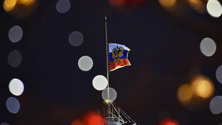 Почему во время траура приспускают флаг?