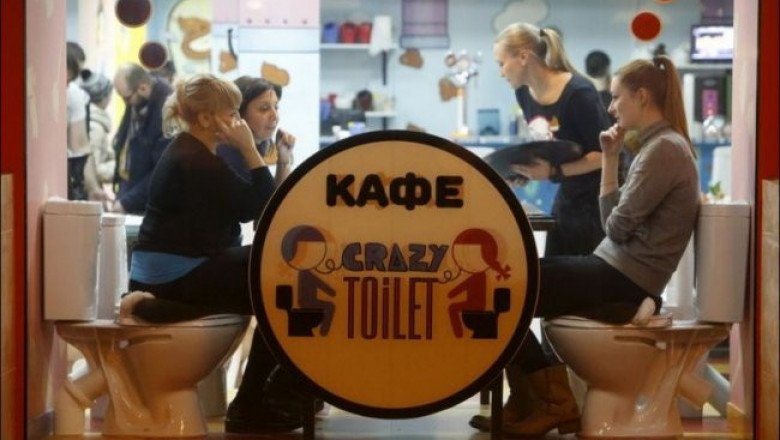Кафе в стиле туалетной комнаты