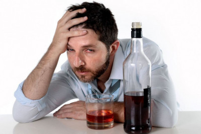 Почему возникает головная боль при приеме алкоголя?