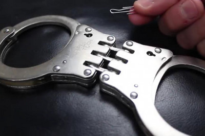 Наручники легко снять?