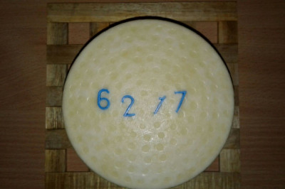 Почему в головках сыра находят цифры?