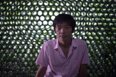 Студент соорудил здание из бутылок