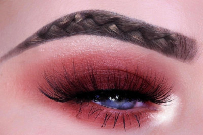 Девушки заскучали и придумали новый тренд для бровей