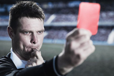 Как на футбольном поле появился судья?