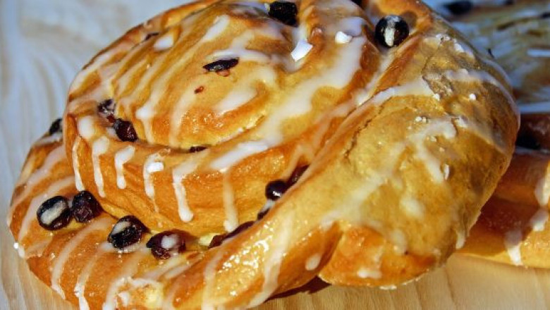 Как появились булочки с изюмом?