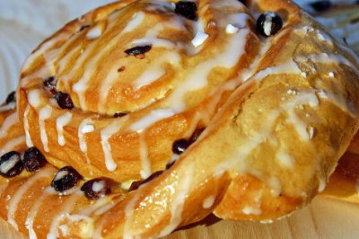 Как появились булочки с изюмом?