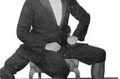 Потрясающий человек с тремя ногами