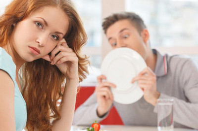 Где нельзя облизывать тарелку после еды?