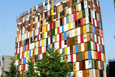  Красочная инсталляция «Двери»