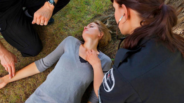 Целесообразно ли прикалывать язык к воротнику при оказании помощи?