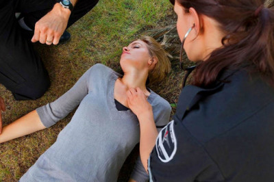 Целесообразно ли прикалывать язык к воротнику при оказании помощи?