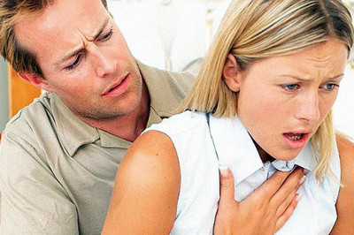 Правильно ли стучать по спине,если человек подавился?