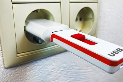 Что случиться с флешкой в розетке? 