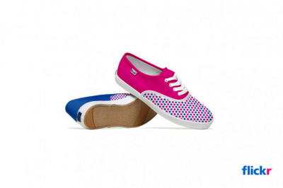 Кеды, которые символизируют разные социальные медиа