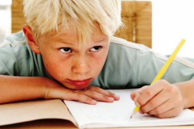 Надо ли переучивать ребенка-левшу писать правой рукой?