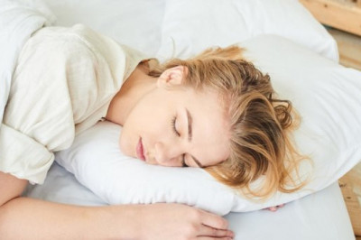 Почему не стоит спать с мокрой головой?