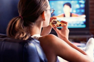 Почему при просмотре телевизора человек  всегда переедает?