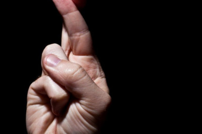 Что означают скрещенные пальцы?