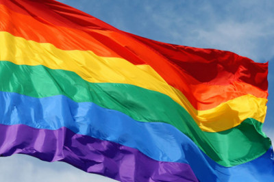 Что значит радуга на флагах?