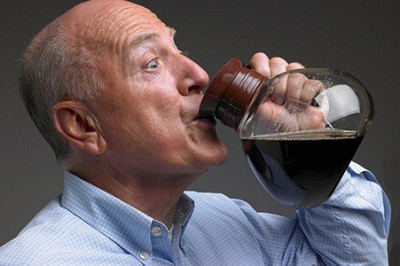 Почему уставшему человеку не надо пить кофеинсодержащие напитки?